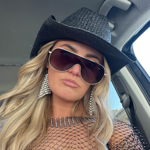 03-2024-shannon___leigh-tarzana-brushed-gold-brown-gradient-polarized-sunglasses_10